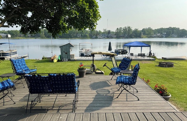 Cozy Lakefront Getaway with 3 kayaks, in Hillsdale County, Bird Lake Michigan.