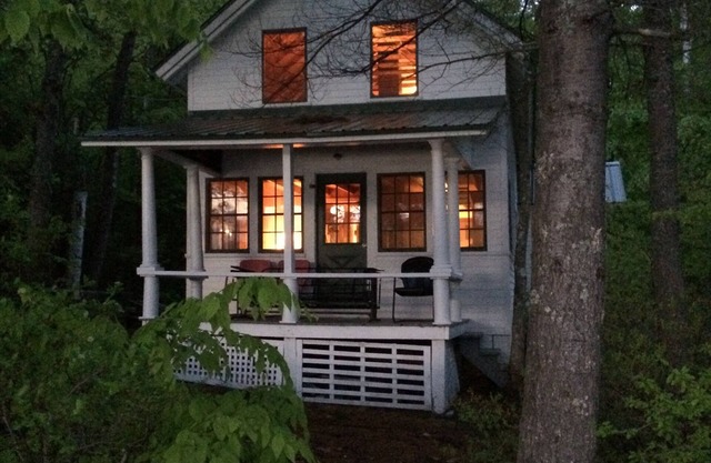 Cozy, lakeside cottage for your family vacation