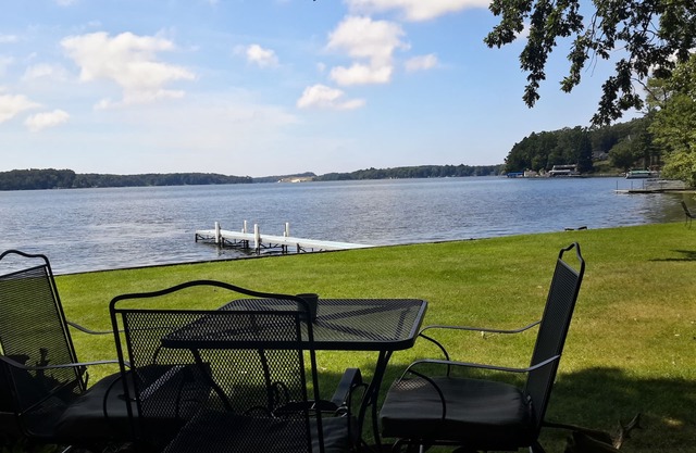 Cozy Lakeside Cottage, North Shore, Upper Hamlin 40 ft from waters edge