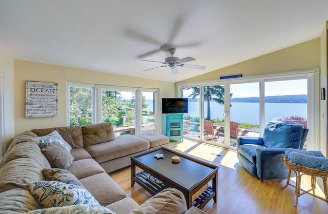 Cozy Langley Retreat: Water Views & Beach Access
