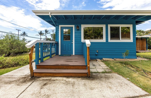 Cozy Lanikai Cottage Walking Distance to the Beach-Near Shops & Restaurants