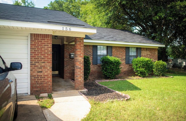 Cozy Leesburg, Ga Retreat, Remodeled and designed for comfort. Pet-Friendly!