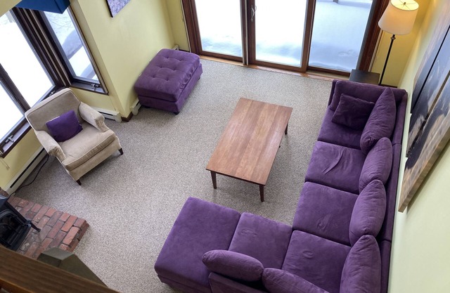 Cozy, light-filled condo - 5 min from beach!
