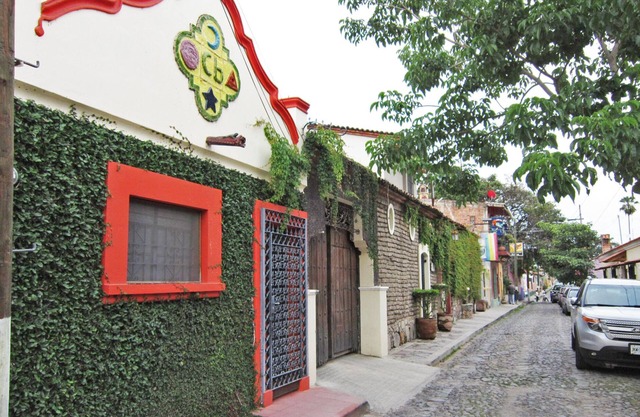 Cozy Little Village Home - Sun Bird Discounts - June to August