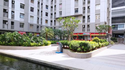 Cozy Living Studio at Green Bay Pluit Apartment By Travelio