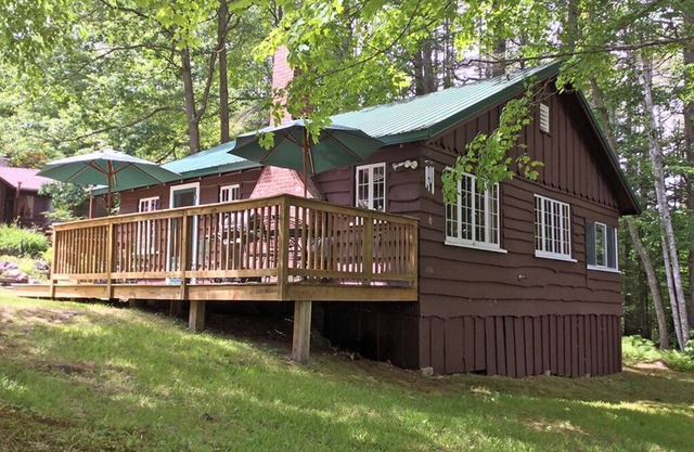 Cozy, lodge-style cottage in wooded, quiet lakeside neighborhood