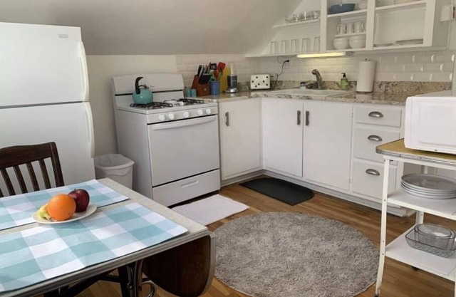 Cozy Loft Three Blocks from Hospital and Downtown