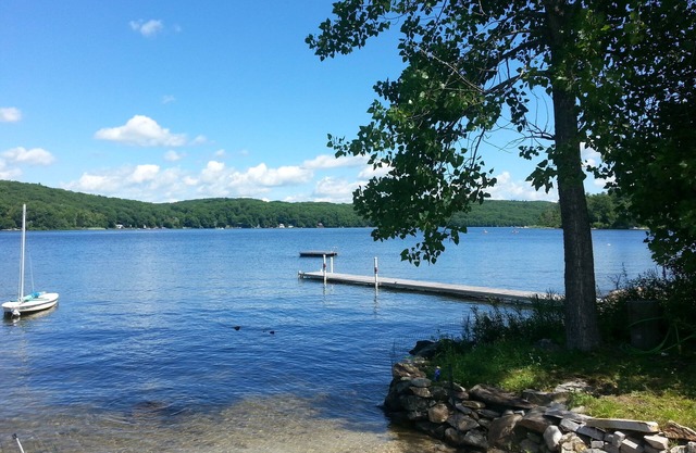 COZY LOFT w/PRIVATE BEACH ON GORGEOUS MOUNTAIN LAKE IN THE BERKSHIRES