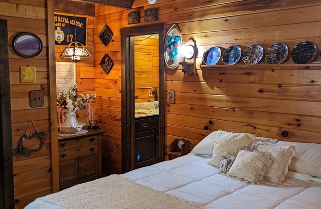 Cozy Log Cabin w/firepit, in the heart of the Pennsylvania Wilds!