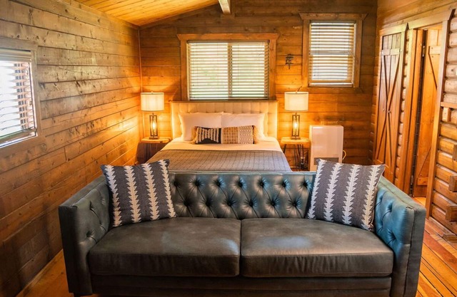 Cozy Log Cabin w/Hot Tubs & Mountain Views: Enjoy Hot Springs w/Easy Reach