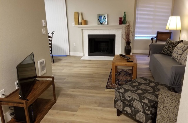 Cozy Lovely Rental Unit With Indoor Place Close to Restaurants/Mall/Fairgrounds