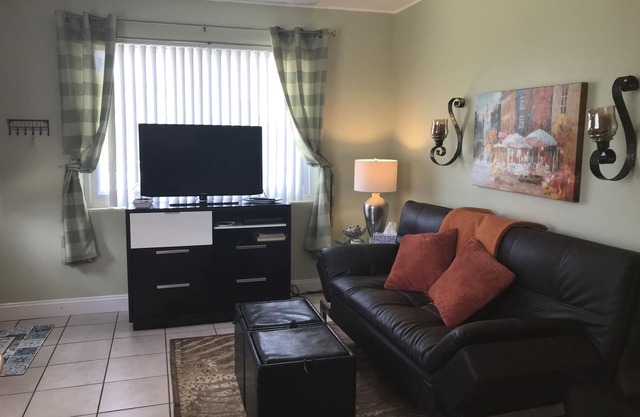 Cozy Low Rate-WalktoBeach Townhouse-UNIT#1 QUOTED-1Bd/1ba/LR/Full Kitchen-WIFI