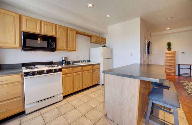 Cozy Lowell Studio ~ 19 Mi to Grand Rapids!