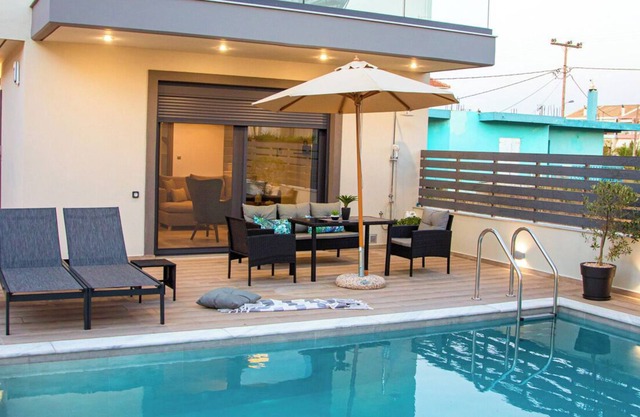 Cozy, Luxurious and Poolside Three Bedroom Villas Minutes From the Beach