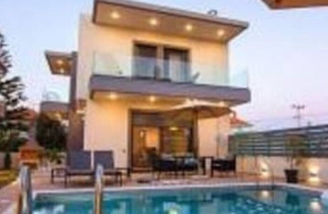 Cozy, Luxurious and Poolside Three Bedroom Villas Minutes From the Beach