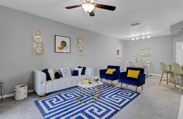 COZY & LUXURY Apt with LAKE VIEW, cable and fast WiFi near all Attractions!