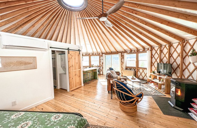 Cozy Luxury Mountain View Yurt! HOT TUB, WiFI, A/C and Shower!