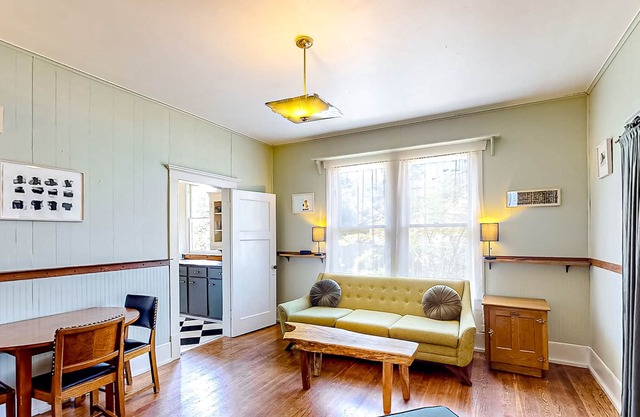 Cozy Mid-Century Cottage | Lockhart