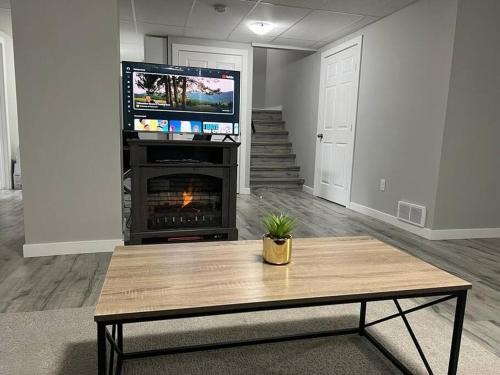 Cozy Modern and Lavish 2 Bedroom Basement Suite