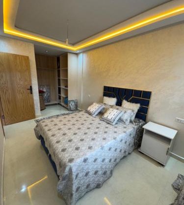 Cozy modern apartment 3 min drive beach access