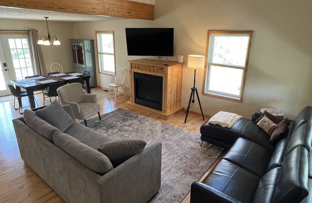 Cozy, modern home 1 mile to Wisp & Deep Creek Lake