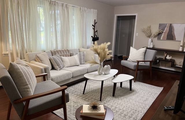 Cozy modern home minutes from restaurants, bars, & numerous more attractions