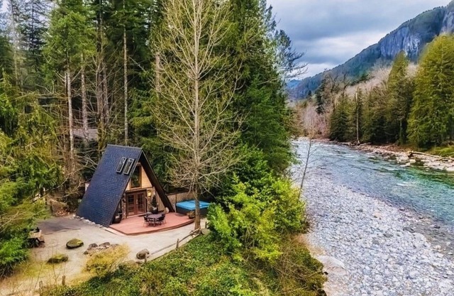Cozy mountain A-Frame cabin on river w hottub & views. Minutes from hikes & ski!