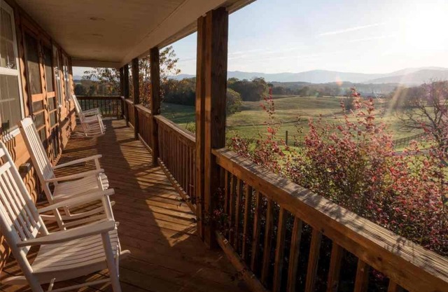 Cozy mountain cabin on a horse ranch with GORGEOUS views and easy river access!