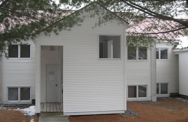 Cozy Mountain Condo with Pool at Sugarbush and Warren Village