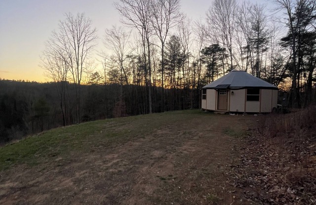 Cozy Mountain Yurt Retreat – in the Heart of Marshall, NC