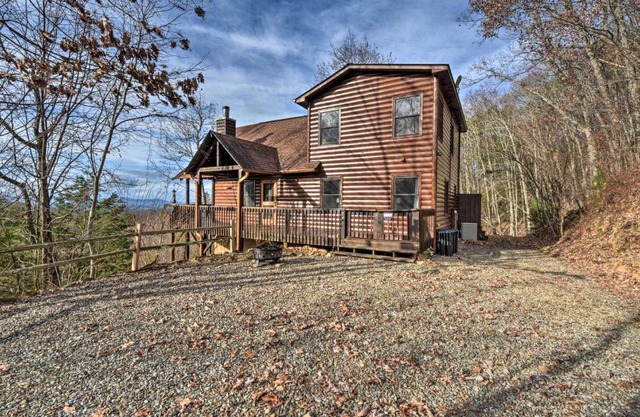 Cozy Murphy Cabin with Mountain Views and Fire Pits!