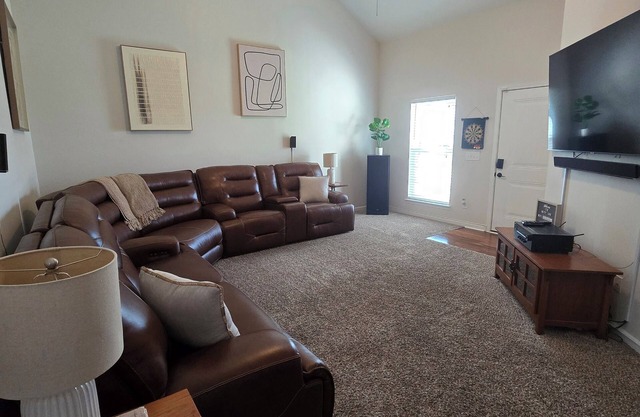 Cozy Nashville Home 15 min from Downtown Broadway