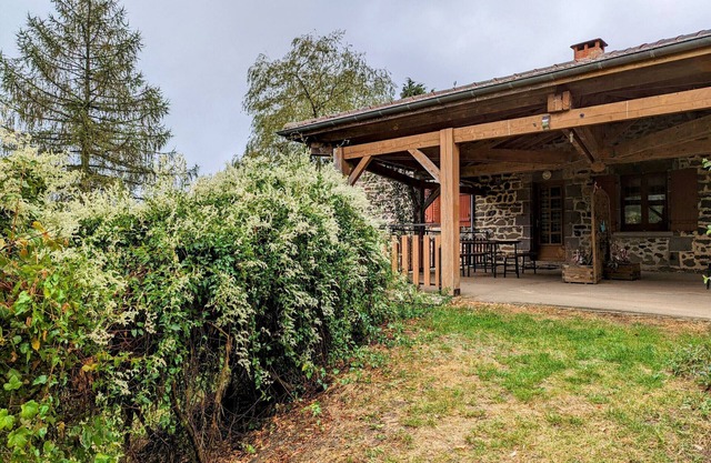 Cozy Nature Retreat Near La Chaise-Dieu with Spacious Garden & Child-Friendly Amenities