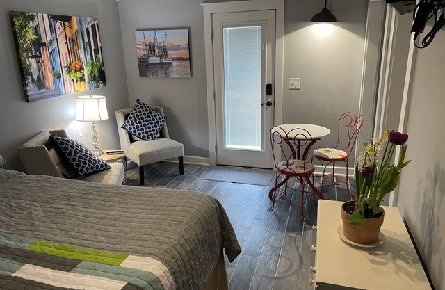 Cozy Neighborhood One Bedroom. Minutes to the beach and downtown Charleston.