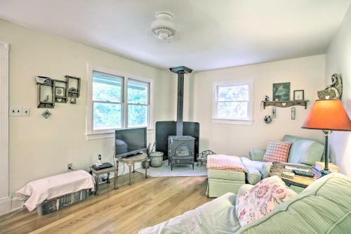 Cozy Nonny Cottage Near Appalachian Trail!