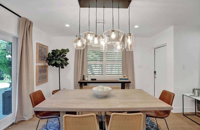 Cozy Oasis for 2 w/Insta-worthy Tropical Pool*
