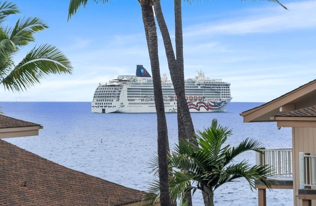 Cozy Ocean View 1-bedroom, 1 bath condo in awesome Kailua-Kona with AC