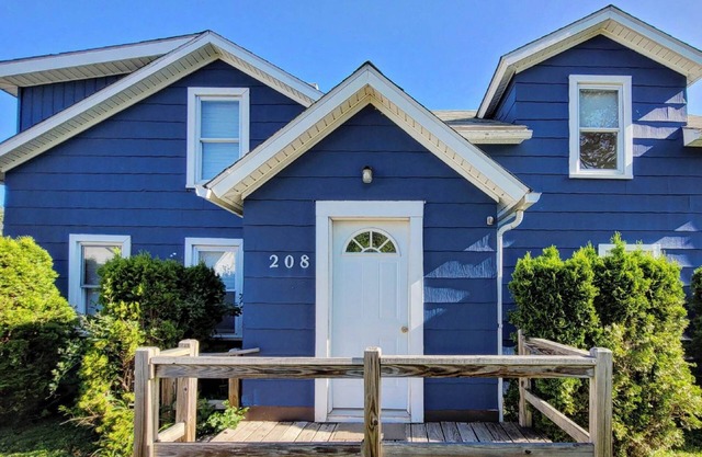 Cozy one bedroom cottage on the edge of town. Close to trails and lakes.
