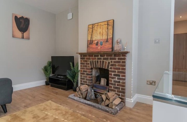 Cozy One Bedroom Cottage With Spacious Garden + BBQ