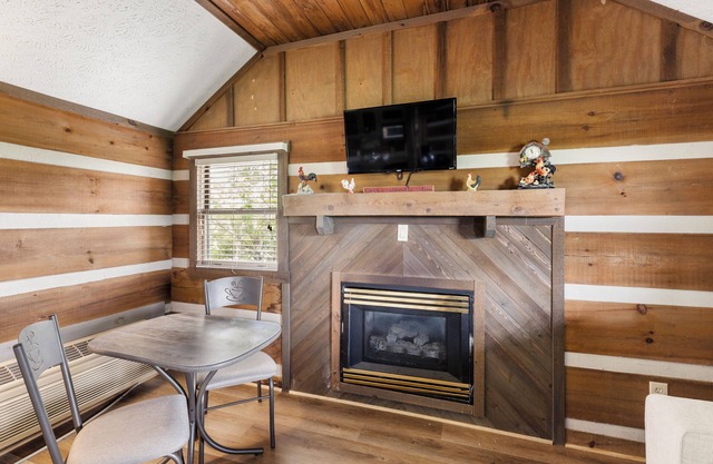 Cozy Parkway Cabin with Mountain Views - Cabin 4