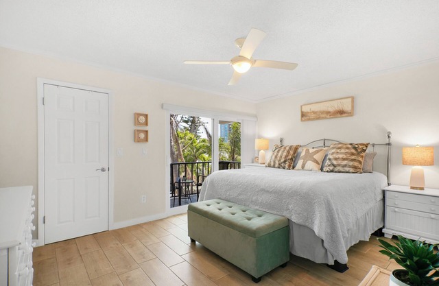 Cozy & peaceful 1 bedroom condo with a balcony a block from Lido Beach