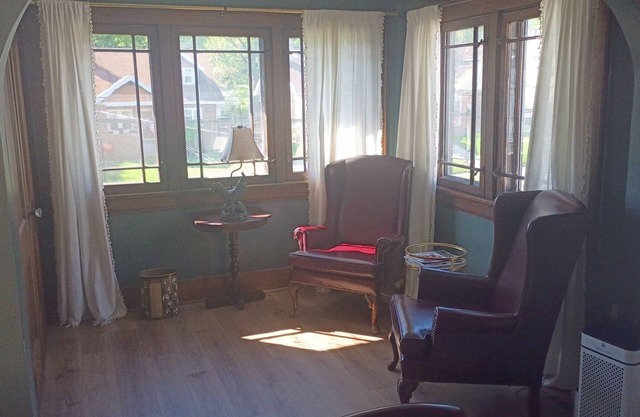 Cozy Pet Friendly 1-bedroom apartment in nice Cuyahoga Falls with AC, WiFi