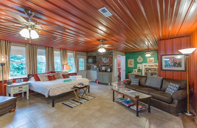 Cozy pet friendly retreat near Nashville!