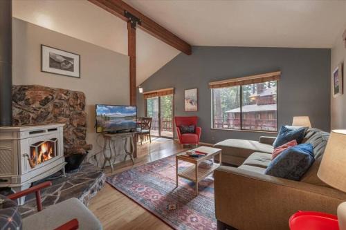 Cozy Pet-Friendly Cabin w Fenced-In Yard Close to Slopes Beach Town