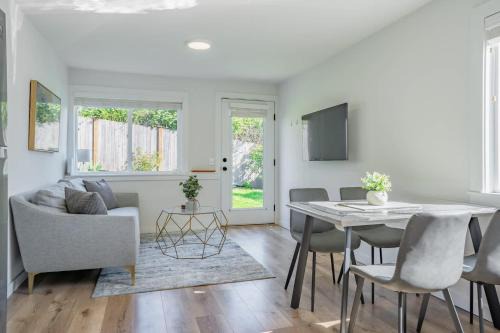 Cozy Pet friendly Downstairs Retreat in Seattle