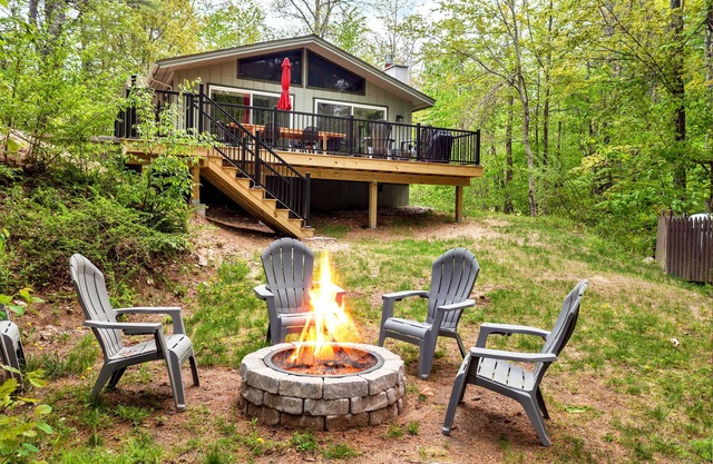 Cozy, Pet-Friendly Escape Near Lake & Mountains