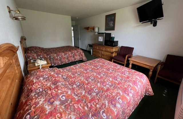 Cozy Petite Queen + Full Room with Free Parking!