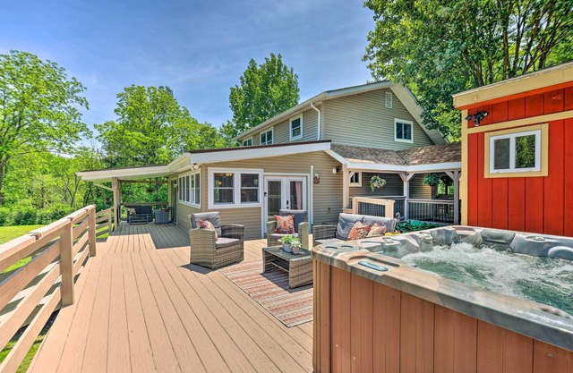 Cozy Poconos Cottage w/Hot Tub Near Lake Harmony!