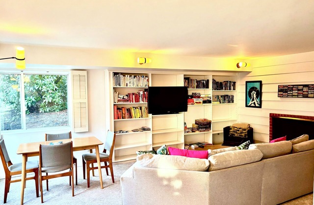 Cozy private apartment with parking Olympic Manor, Ballard, North Beach