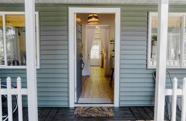 Cozy private bungalow - Hot Tub - Walk to Lake Michigan!